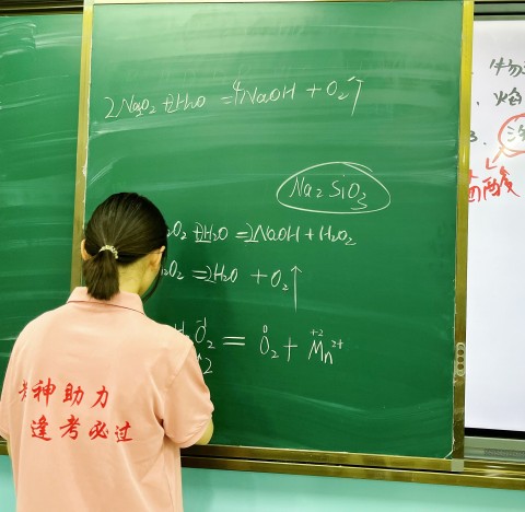王后雄教育名師 | 提燈引路，育夢成光—佳成教育2023教師風(fēng)采系列報道（二）