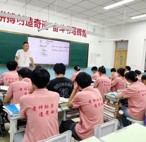王后雄教育名師 | 提燈引路，育夢成光—佳成教育2023教師風(fēng)采系列報道（二）