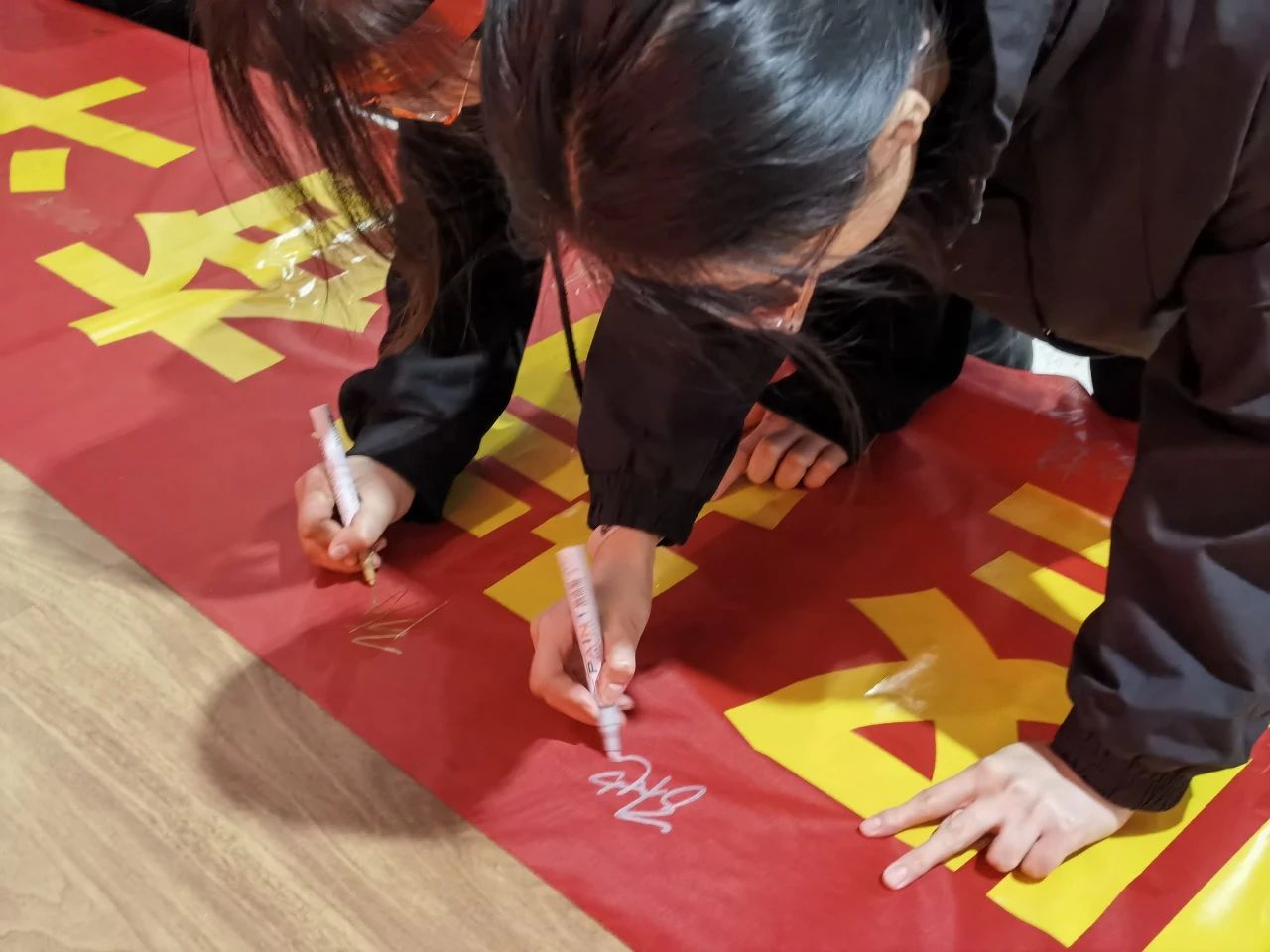 百日誓師，名題金榜 | “考神”親臨助陣，為學(xué)生加冕！